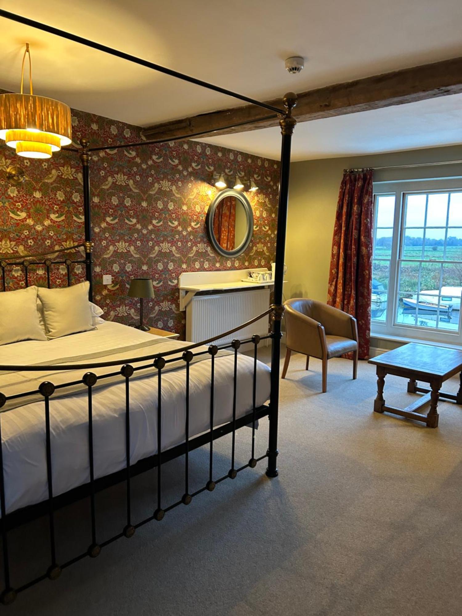 Waveney House Hotel Бекълс Екстериор снимка