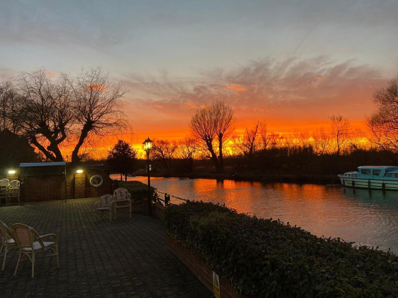 Waveney House Hotel Бекълс Екстериор снимка