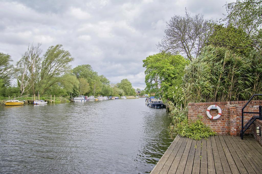 Waveney House Hotel Бекълс Екстериор снимка