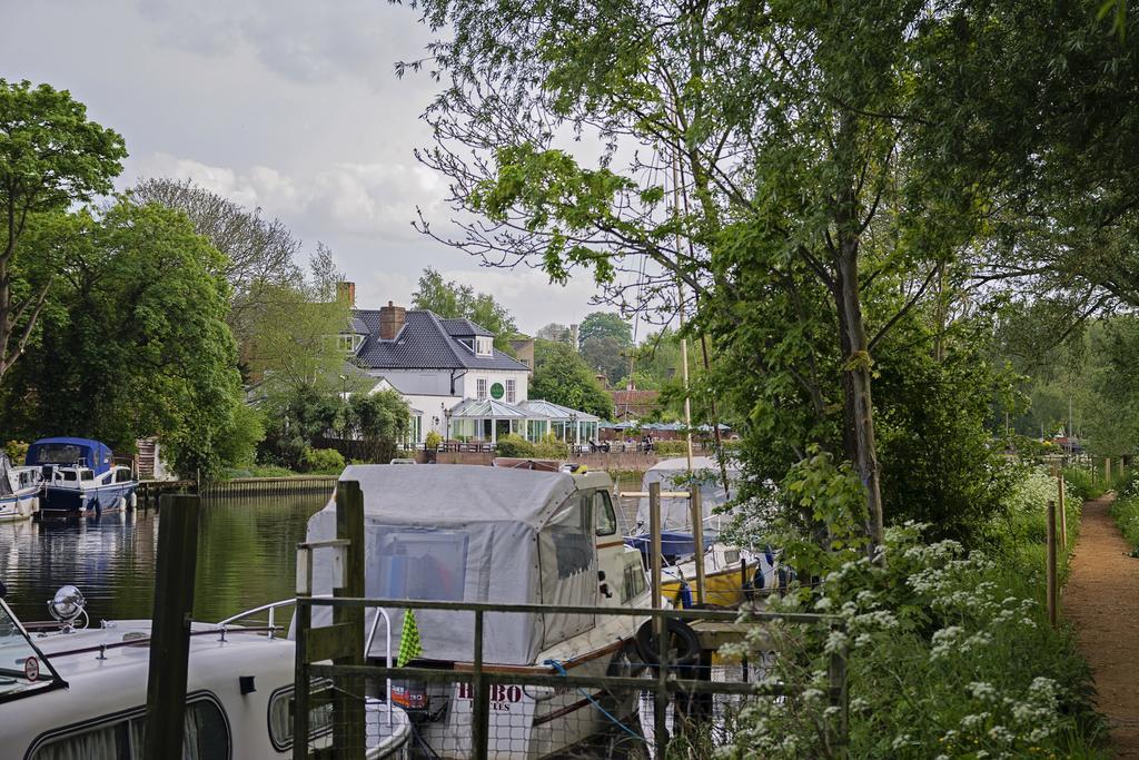 Waveney House Hotel Бекълс Екстериор снимка